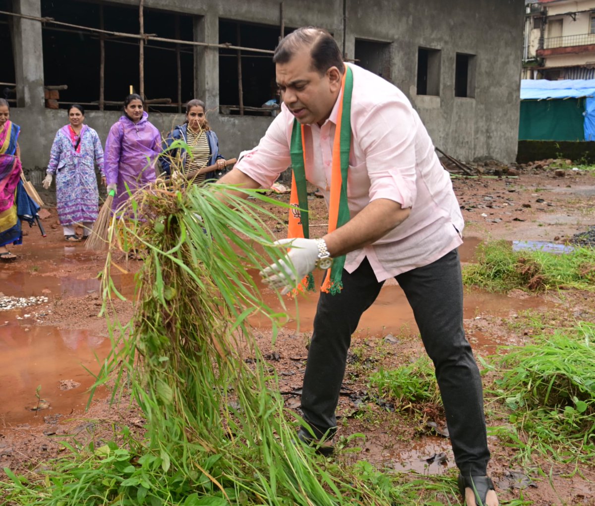 RohanKhaunte's tweet photo. Cleanliness is next to Godliness and we take the message forward engaging in Cleanliness Drive at Sarvajanik Ganeshotsav Mandap, Penha De Franca, under the aegis of BJP Porvorim Mahila Morcha as part of the #SwachhataHiSeva campaign on the occasion of #HarGharTiranga.

#SwachhTreeth