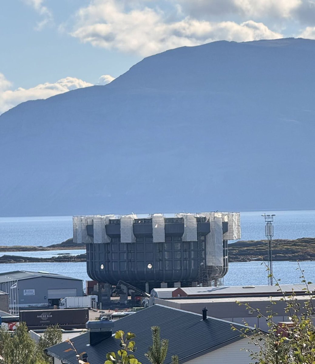 Kā audzēt zivis, nepiesārņojot jūru?
Liepājā BRIMER rūpnīcā ražotie peldošā zivju audzēšanas baseina elementi Norvēģijā jau samontēti.
Diametrs 40m, tilpums 21.000m³ un vieta 1 milj. lašu mazuļu!
Ūdens apmaiņa 24.000m³ stundā - visi mēsli, barības vielas uc gruži tiks atfiltrēti,