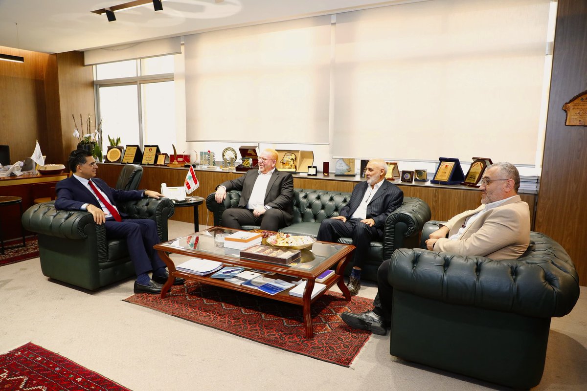 *الجماعة الإسلامية تلتقي وزير الإعلام*
قام وفد من الجماعة الإسلامية في لبنان ضمّ رئيس المكتب السياسي، الأستاذ علي أبو ياسين، رئيس المكتب الإعلامي، الدكتور وائل نجم، وعضو المكتب الإعلامي، الأستاذ وسام الحجّار بزيارة وزير الإعلام، الدكتور بول مرقص، في مكتبه في وزارة الإعلام حيث جرى