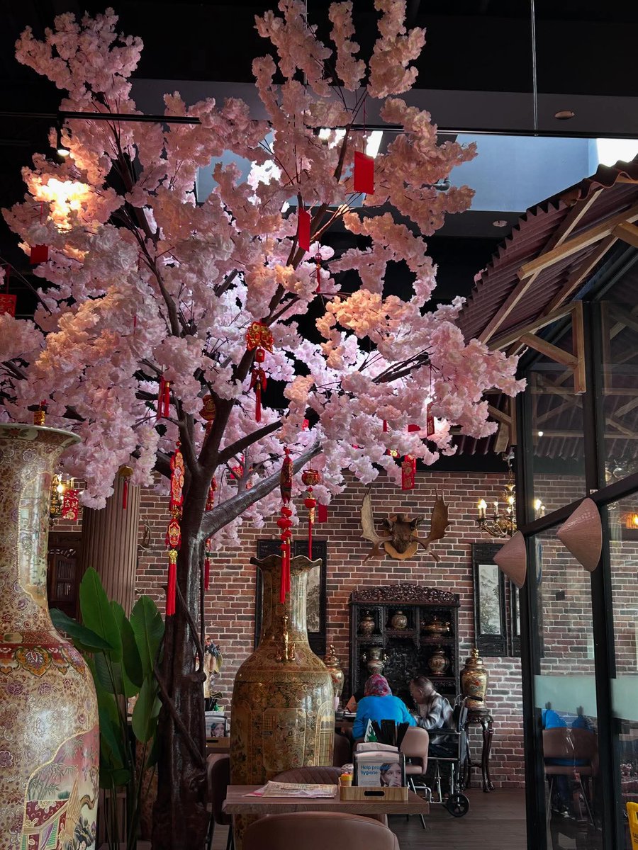 MoVernie's tweet image. #LinhAnh latest #Unionville location is such a spacious place to dine.

Located right across #CFMarkvilleMall (formerly Double Lucky Chinese Restaurant), this place has an inviting interior design + decor, that felt like you are transported into someone Vietnamese house.