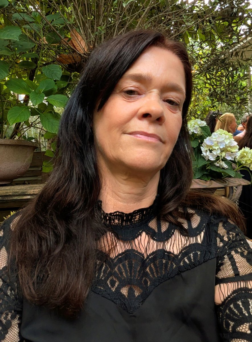 Ich bin die Sonne. Alles dreht sich um mich. Du bist nur ein Staubkorn – bedeutungslos.
Verloren treibst du durch meine Galaxie, bis mein Blick dich trifft.
Einen Moment lang lasse ich dich in meinem Licht glühen…
dann stoße ich dich zurück in die Dunkelheit meines Universums.