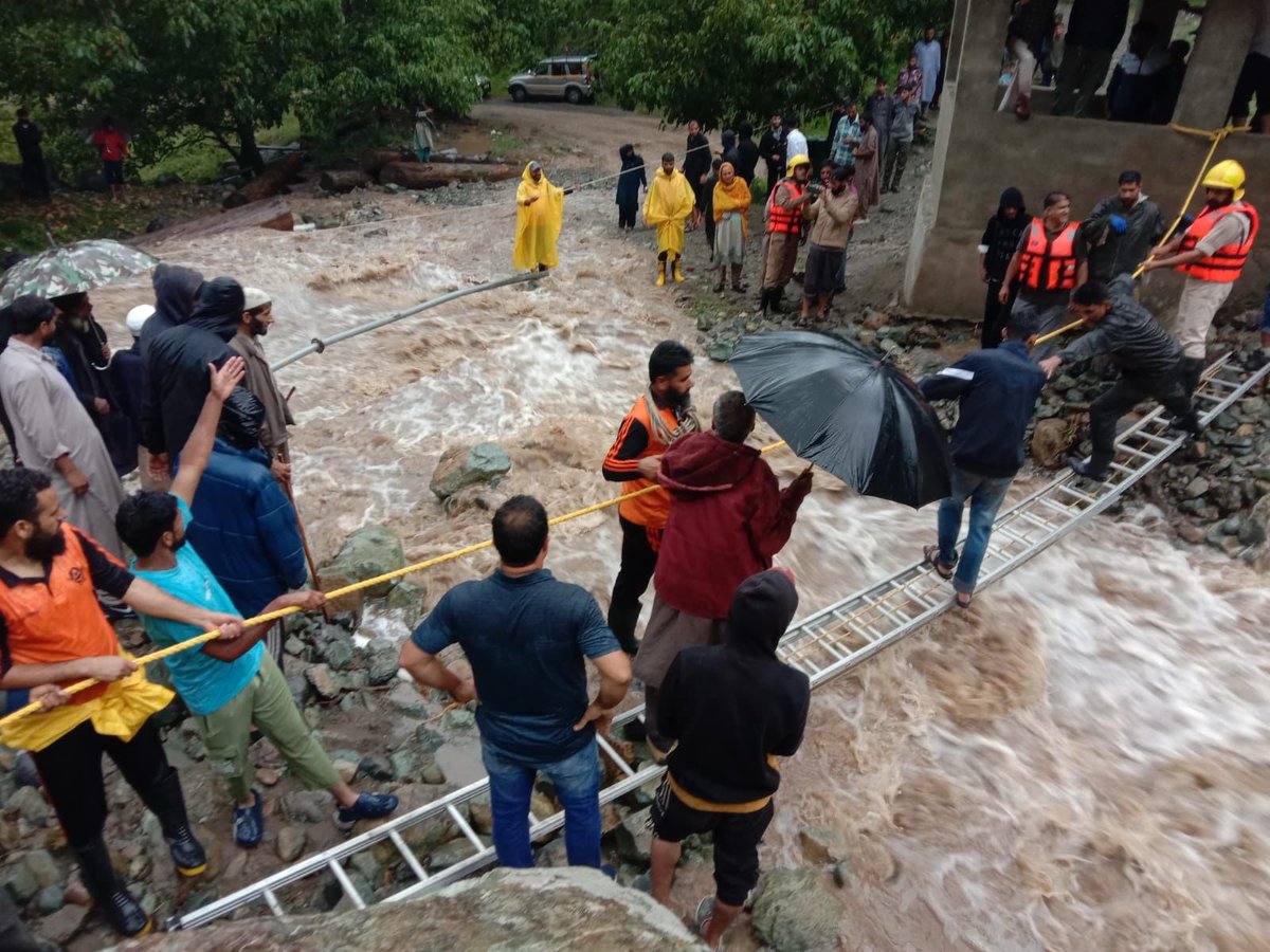 Flash floods can be risky and unpredictable. District SDRF led by Tehsildar Bandipora in action today.<a href="/diprjk/">Information & PR, J&K</a> <a href="/dcbandipora/">Deputy Commissioner Bandipora</a> 
Control room 7006526985 7006630771,7780930471