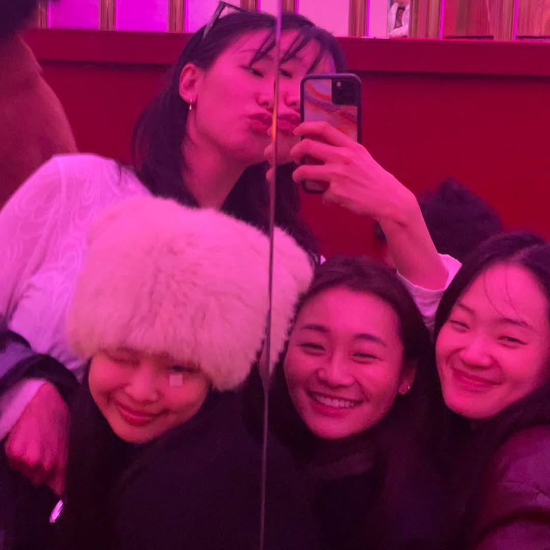 jendeukimi's tweet photo. 바쁜 일정 사이에 딸들과 즐거운 시간을 보내는 것도 인생을 즐기는 한 가지 방법입니다. 딸들과 농담을 주고받는 것만으로도 에너지를 충분히 채울 수 있습니다, 이것이 제가 하루하루를 살아가는 데 열정적인 이유 중 하나입니다. https://t.co/6QXPCe9U9v