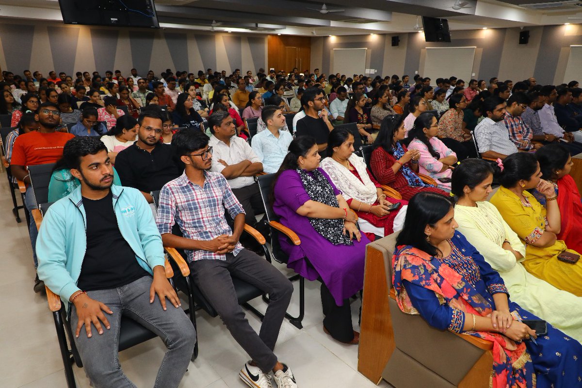 गुजरात तकनीकी विश्वविद्यालय के भरतीय ज्ञान परम्परा  केन्द्र 'धरोहर ' द्वारा आयोजित व्याख्यान में उपस्थित कुलपति प्रो राजुल गज्जर कुलसचिव डाॅ के एन खेर प्रो भट्ट एवं प्रतिभागी आचार्य गण व छात्र समुदाय।