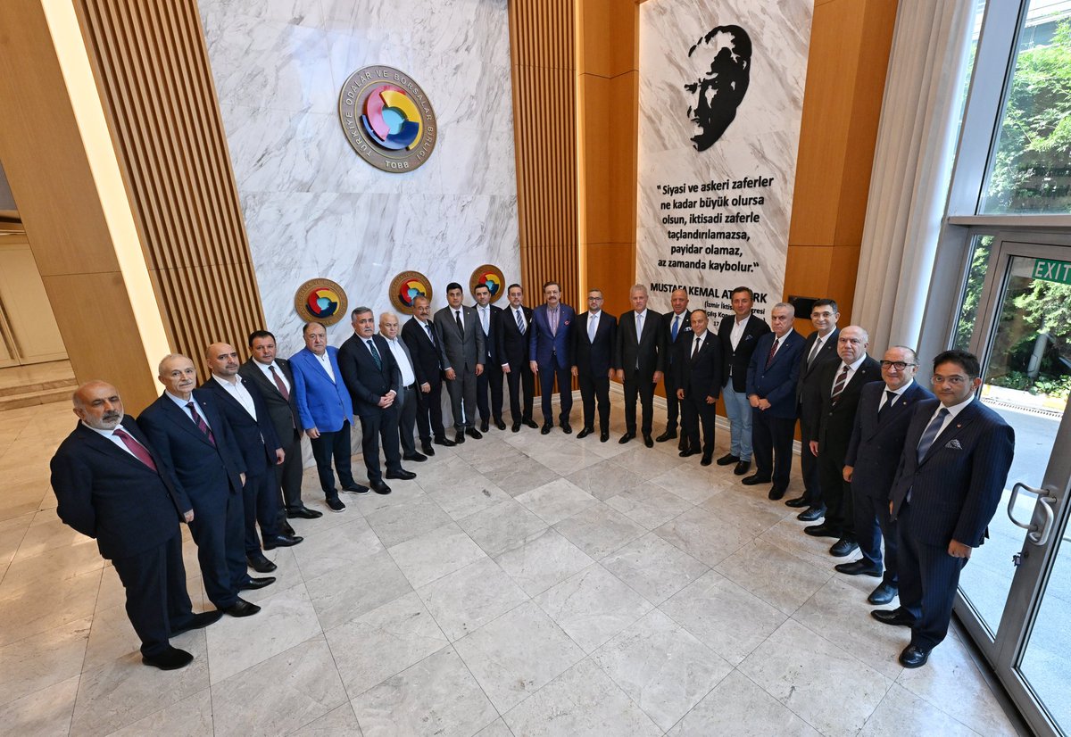 Türkiye Cumhuriyet Merkez Bankası Başkanı Sayın Fatih Karahan ve ekibiyle TOBB İstanbul Hizmet Binasında bir araya geldik.

Karşılıklı görüş alışverişinde bulunduk. 

Emek yoğun sektörlerde yaşanan kan kaybı ve finansmana erişim başta olmak üzere reel sektörün sıkıntılarını ve