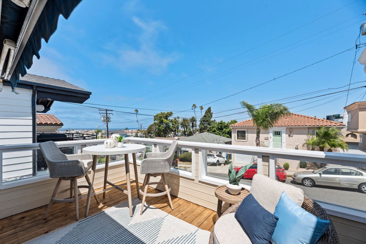 Ocean View Hermosa Hills Charmer 🌊☀️

902 10th Street, Hermosa Beach
2 beds | 1 bath | 1,256 sq.ft. (btv)
Offered at $1,650,000

Contact agent Dunham Stewart for details
Call 310.200.5283
DRE#01006738
