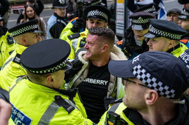 EvacTony's tweet image. Man on left, arrested by 30 cops, sprayed at point black range for, what was it again? Having breakfast? 

Man on right, found inside vulnerable elderly woman's home with no reason to be in there, not arrested. 

Britain, something ain't right. 

#TommyRobinson #UTK #13thSept…
