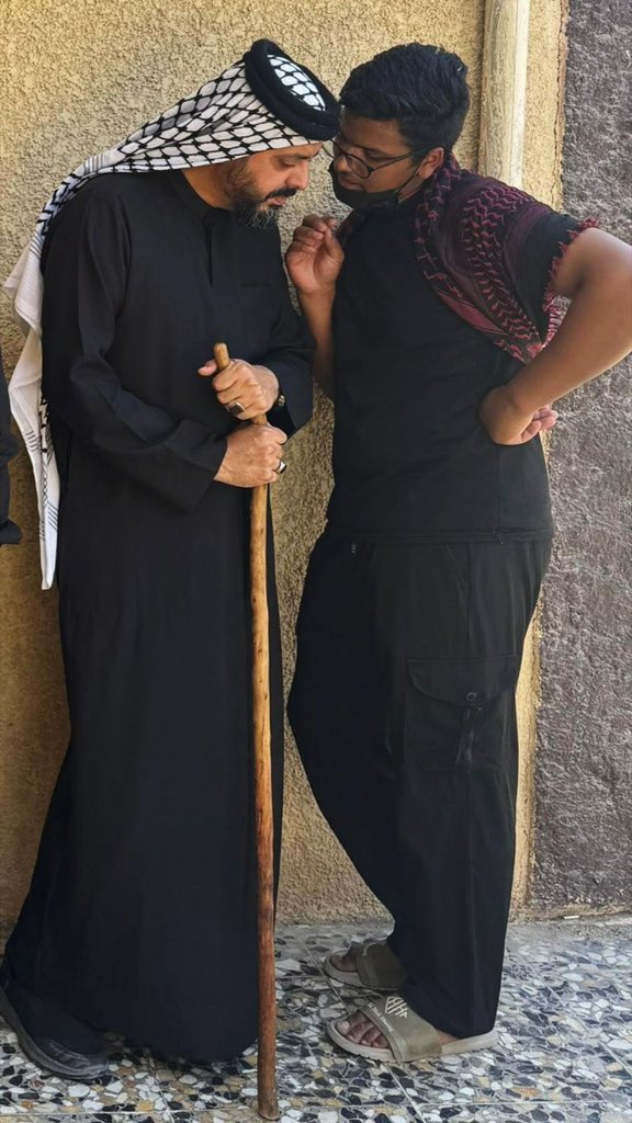 الشيخ الأمين يضرب مثالاً في حسن الخلق والتعامل الراقي مع زوار الإمام الحسين، مجسداً روح الخدمة الصادقة
#موكب_اخوة_زينب
#زيارة_الاربعين