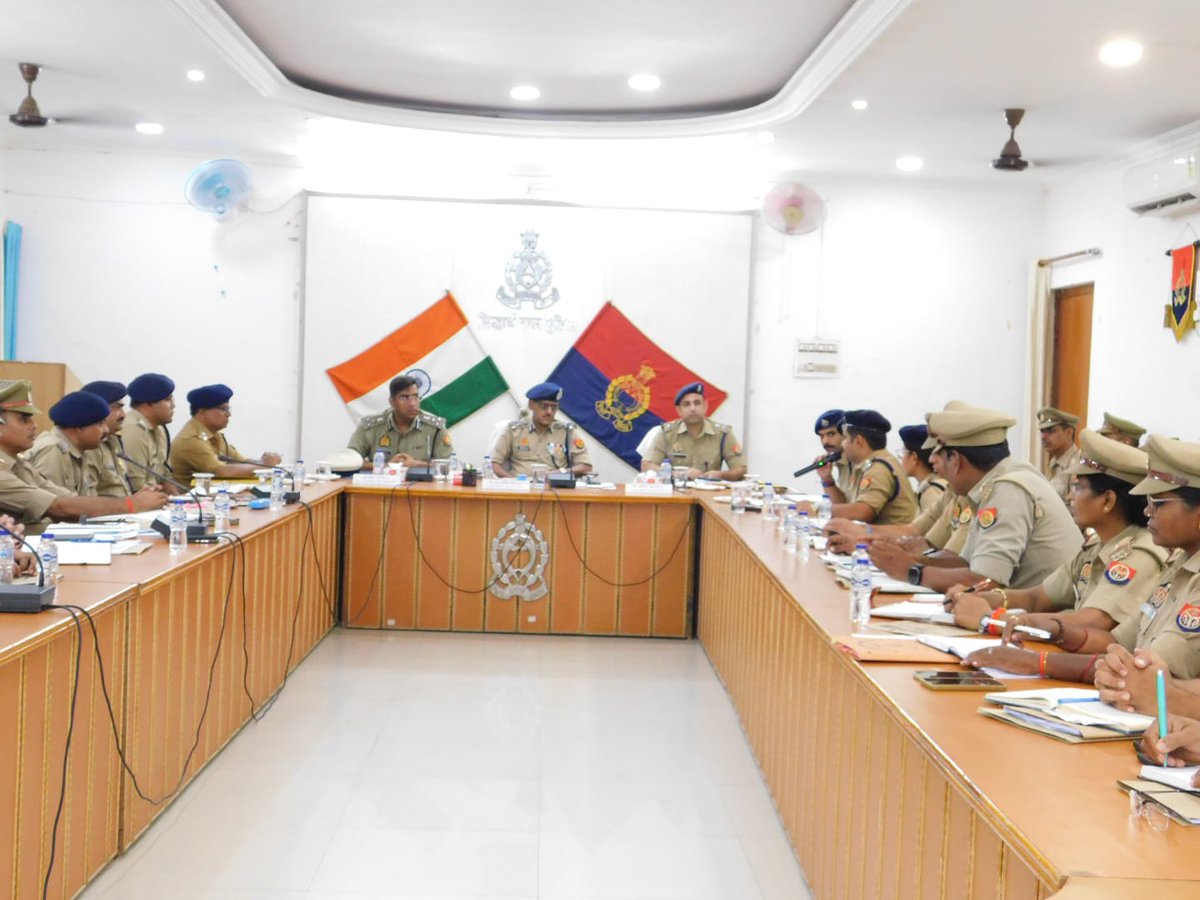 #AdgZoneGkr श्री मुथा अशोक जैन द्वारा आज सिद्धार्थनगर पुलिस लाइन में सभी राजपत्रित अधिकारियों एवं थानाध्यक्षों के साथ गोष्ठी की गई और साइबर क्राइम, डायल 112, शासन की प्राथमिकता वाले बिन्दुओं सहित सभी शीर्षकों पर विस्तृत समीक्षा करते हुए संबंधित को आवश्यक दिशा-निर्देश दिए गए।