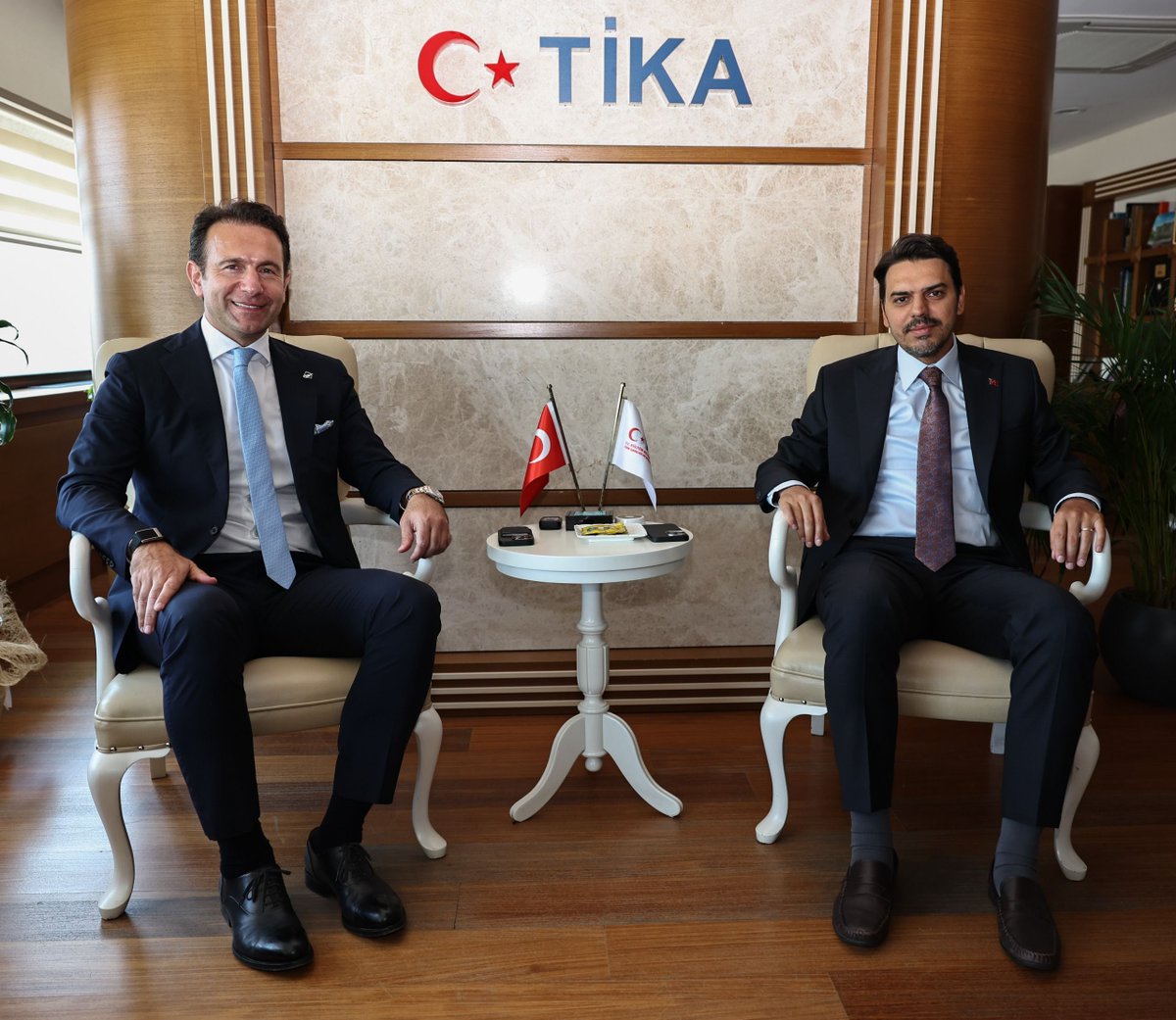 Başkanımız Sayın Hüseyin Topbaş ve yönetim kurulu üyelerimiz, Türk İşbirliği ve Koordinasyon Ajansı (TİKA) Başkanı Sayın Abdullah Eren'i ziyaret etti. 

Göstermiş olduğu ilgi ve misafirperverlikten dolayı Sayın Abdullah Eren'e teşekkür ederiz.