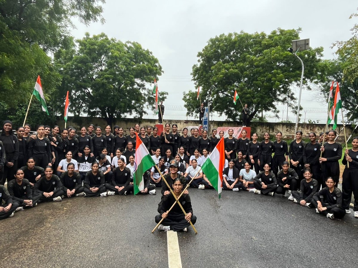 dpa_delhipolice's tweet photo. Commando training meets patriotism! 💪🏽
When it's raining, it's just another day for training. Our commandos celebrated #HarGharTiranga with a thrilling run in the rain, holding the tricolor high! 🌟
💪🏽 #DelhiPolice #HarGharTiranga #CommandoTraining #Discipline https://t.co/WW52Pb2Bcd