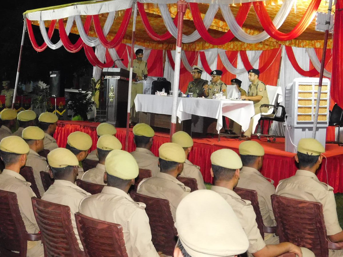 #AdgZoneGkr श्री मुथा अशोक जैन द्वारा आज सिद्धार्थनगर पुलिस लाइन स्थित रिक्रूट प्रशिक्षण केंद्र का निरीक्षण कर व्यवस्थाओं एवं प्रशिक्षण की समीक्षा की गई तथा रिक्रूट आरक्षियों के साथ सम्मेलन कर उनसे वार्ता करते हुए मनोयोगपूर्वक प्रशिक्षण प्राप्त करने हेतु प्रोत्साहित किया गया।