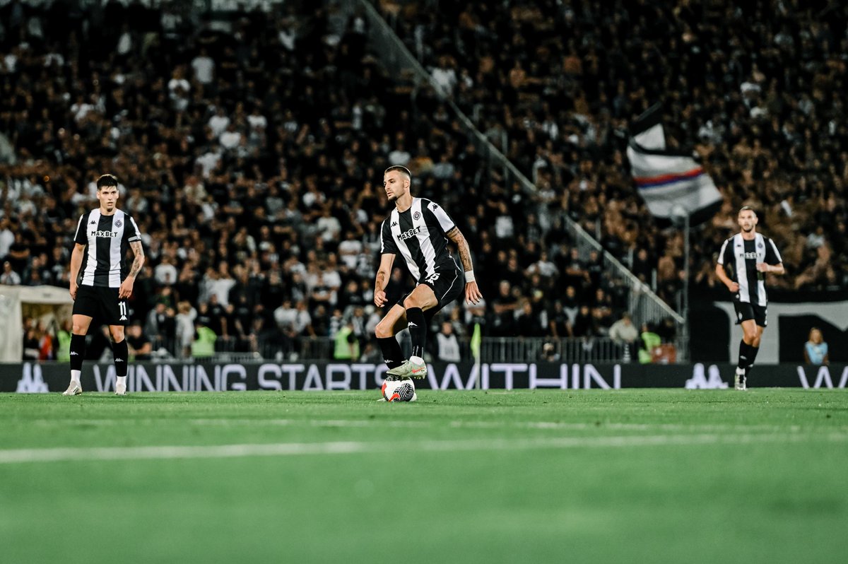 PartizanNet's tweet photo. Наша деца су суво злато, хвала им за предивних шест представа у Европи.
Не смемо стати са подршком и бодрењем.
Свако од нас који носи најлепше боје у срцу и има привилегију да носи до победе нашу децу уживо, просто мора да им   непрестано даје ветар у леђа.
У НЕДЕЉУ ЈНА МОРА БИТИ КРЦАТ! 
Напред Партизан!!!