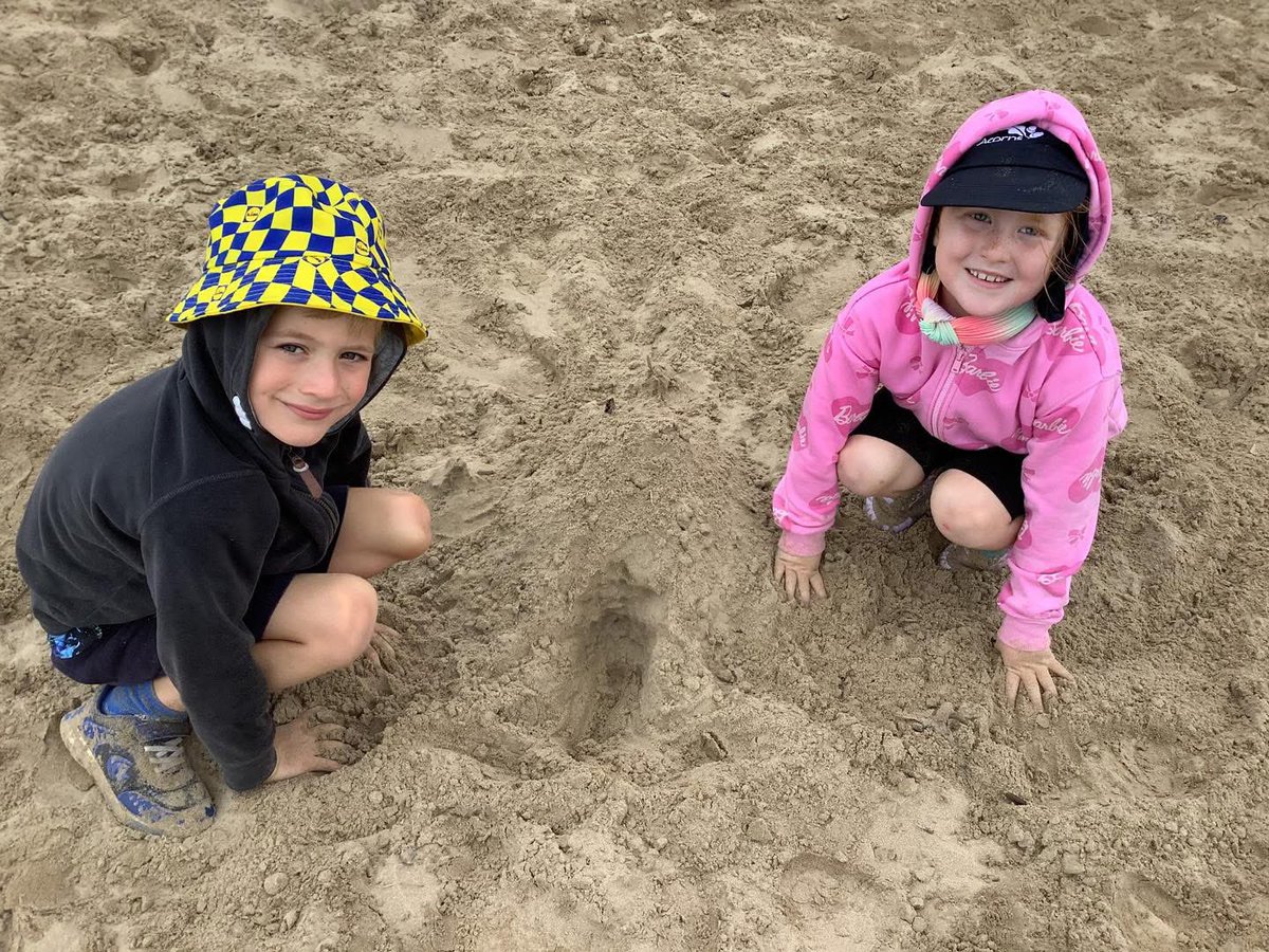 AcornsActionPak's tweet photo. Porthcawl is fun in any weather. Our 6-7s enjoyed beach games and sandcastle building this morning. https://t.co/1fY9L5XYdi