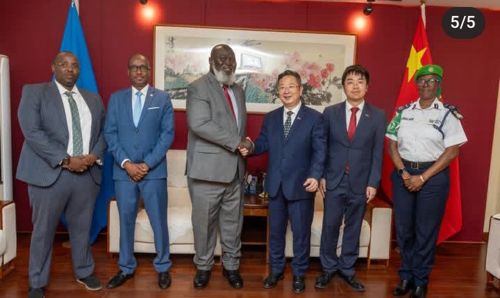 Somali_ICS's tweet image. From a logistical perspective, the absence of the AUSSOM flag at @ambwang @ChineseSomalia’s protocol arrangements shows that @aussom_ endorsed by the AU in Aug 2024 was unprepared for the #ATMIS to #AUSSOM transition after a year, and #Somalia’s partners were equally unprepared.