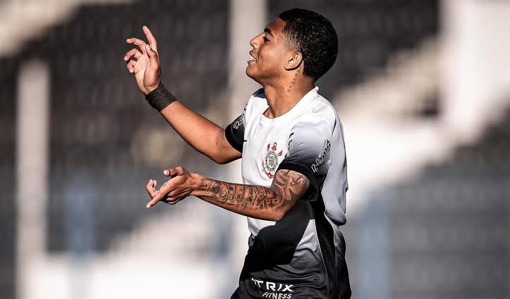 jonasstelmann's tweet photo. O Corinthians — isso mesmo, o Corinthians — vem falar em ilicitude e imoralidade pelo fato de o Bahia ter adquirido promessas da base depois de pagar a multa estipulada pelo próprio Corinthians!

Primeiro: imoral é dever, levar transferban, admitir que deve e continuar contratando. Esse tipo de conduta não deveria apenas resultar em bloqueio de futuras transferências, mas sim ser motivo para rebaixamento, ainda mais sendo um clube reincidente.

E o pior: tentar jogar a incompetência da própria gestão sobre quem foi lá e comprou. Incompetente é quem enxerga “grandes promessas” na base e não as protege com multas eficientes. Poupe-me.

#bbmp