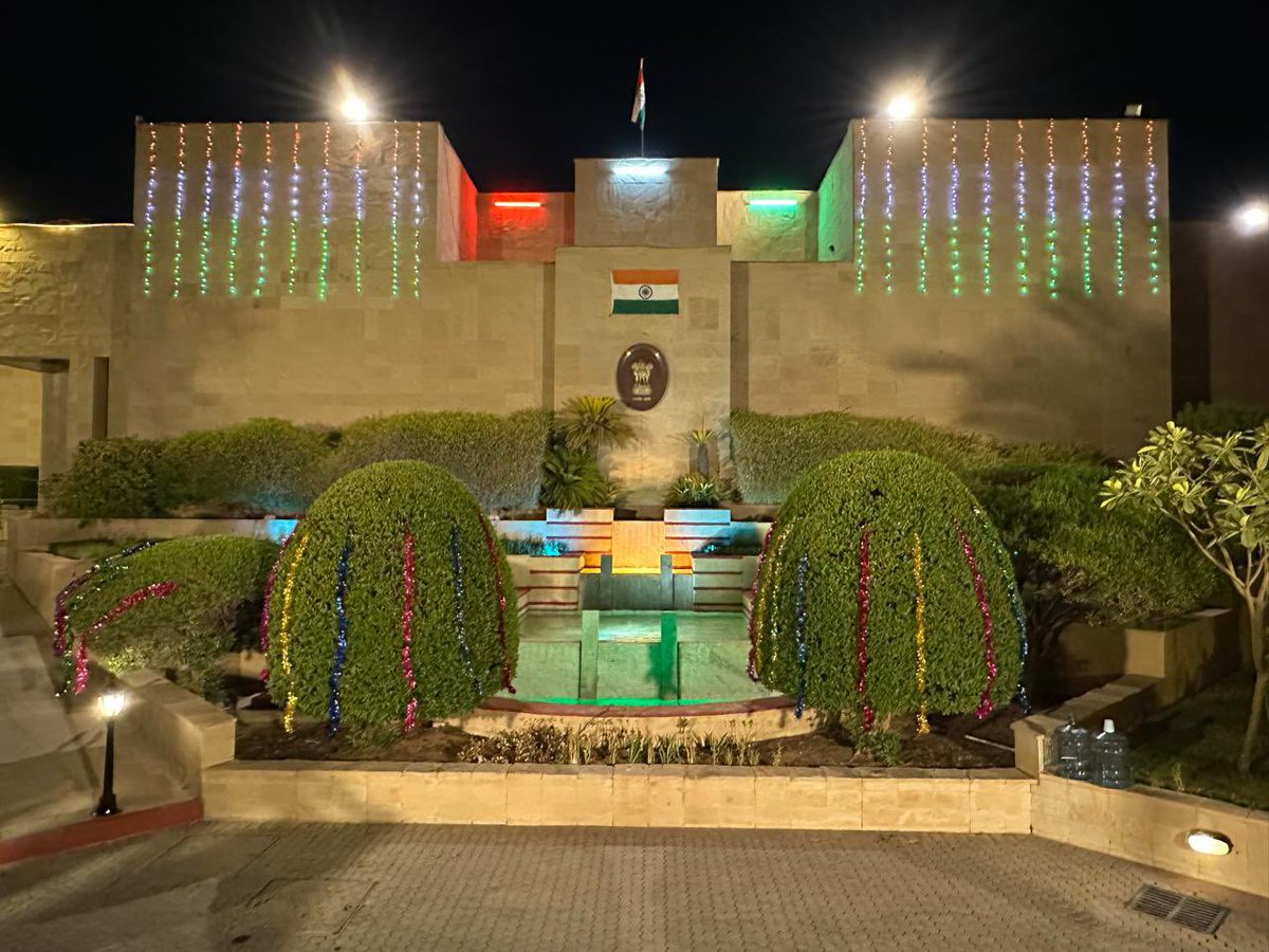 سفارة الهند 🇮🇳 في الرياض 🇸🇦 تتلألأ بألوان العلم الهندي تزامناً باحتفال الذكرى التاسعة والسبعين لاستقلال الهند، في انتظار فجر الخامس عشر من أغسطس!

تحيا الهند.. 🫡
<a href="/IndianEmbRiyadh/">India in Saudi Arabia</a> #الهند