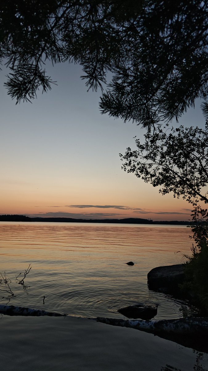 Only had my film camera with today, but here's what it was like (via phone).. Film photos to follow later once I get it full first... Might take a while. 

#sunsetlovers #sunsetphotography #augustvibes #augustsunsets #opacarophile #photographer #photoism #photoop #lakeside