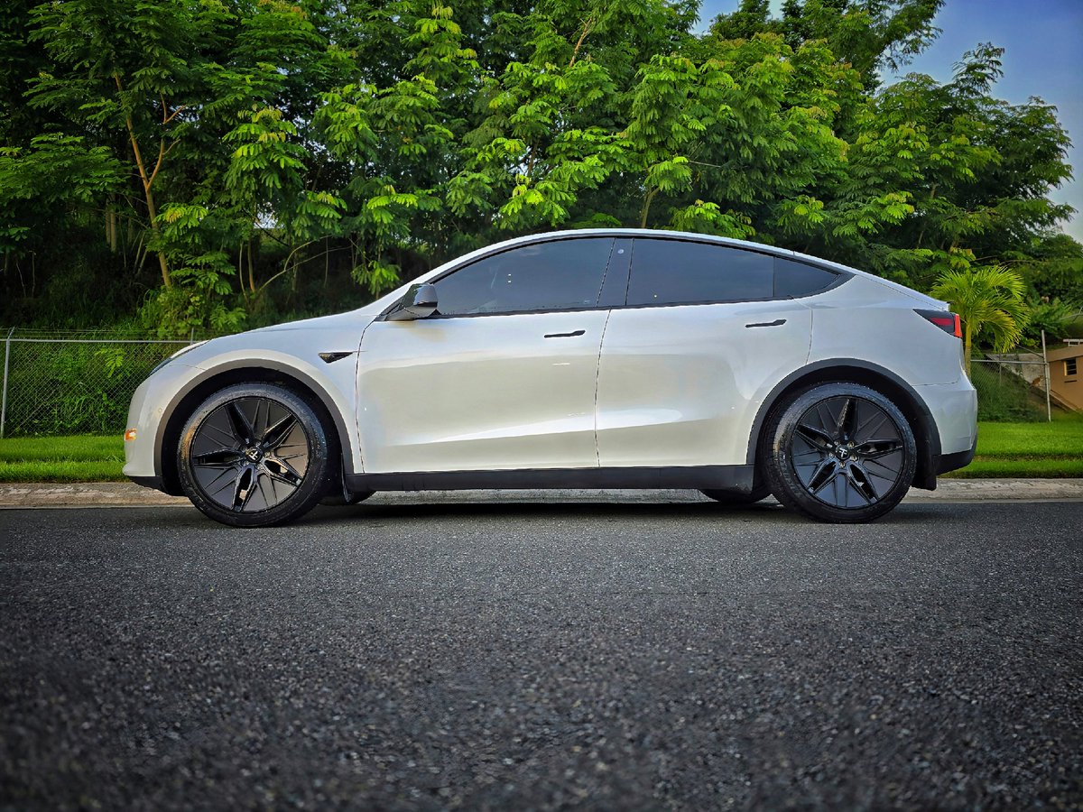 nivek1278's tweet photo. Same DNA different year. 
@TSportline TSA-5 20" no issues 🔥❤️
https://t.co/I7AsGMGsd7
#PuertoRico #teslapr #teslaphotography #FullSelfDriving #teslapuertorico #teslamodely #ElonMusk @Tesla @elonmusk https://t.co/c4XcMU6anl
