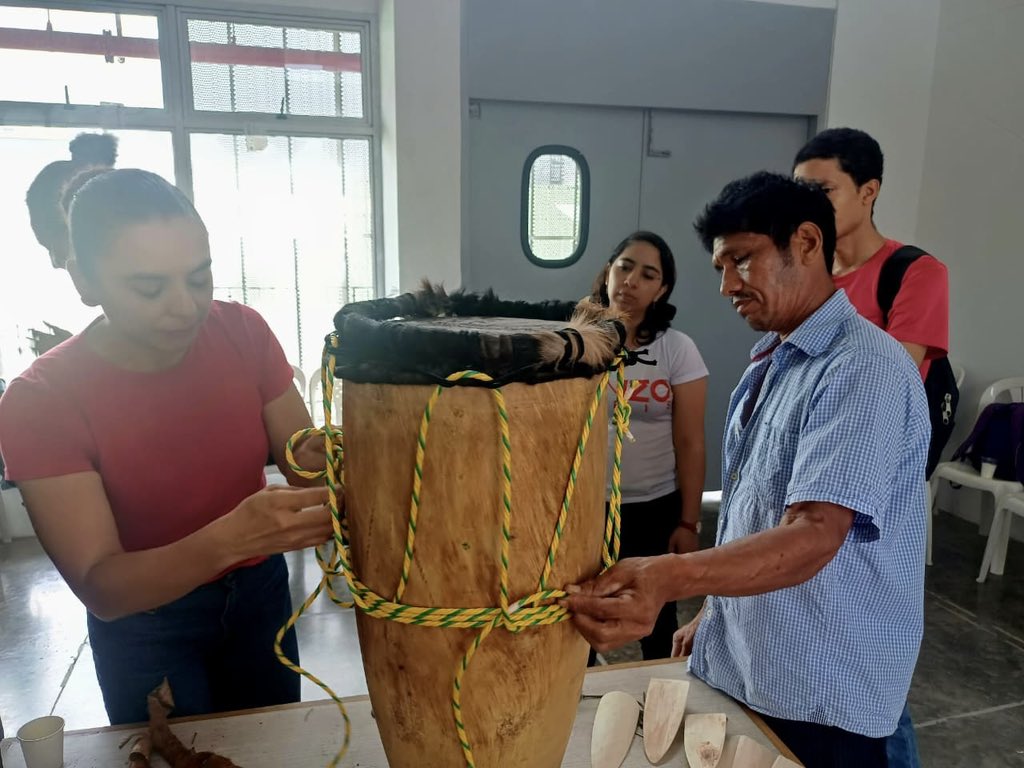 ¡Martillo en mano, seguimos el taller de elaboración de tambores! 🔨

🎶Hoy ensamblamos, afinamos, tensamos cuerdas y probamos el sonido de los primeros golpes sobre el cuero del tambor.🪘

Un diálogo entre oficio artesanal y respeto por la tradición junto a <a href="/Banrepcultural/">Banrepcultural</a>.🎭