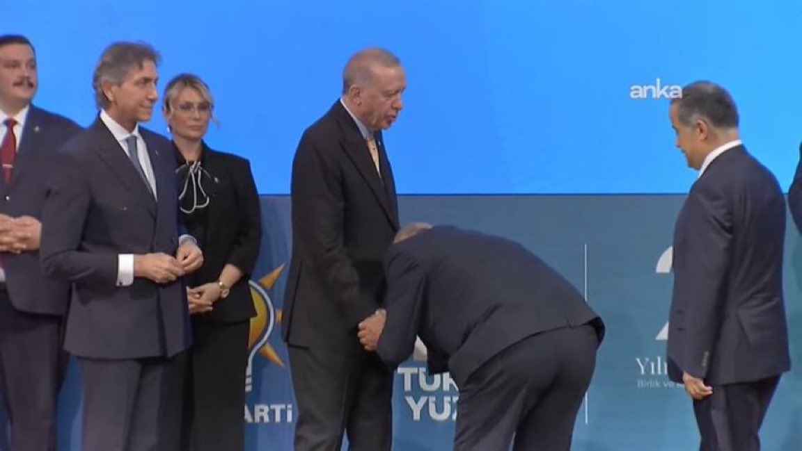 Suçlarını affetsin diye bir kulun önünde yere kapanacak kadar eğilen bir zavallı.

Kula kulluk etmeyenlere ne mutlu.