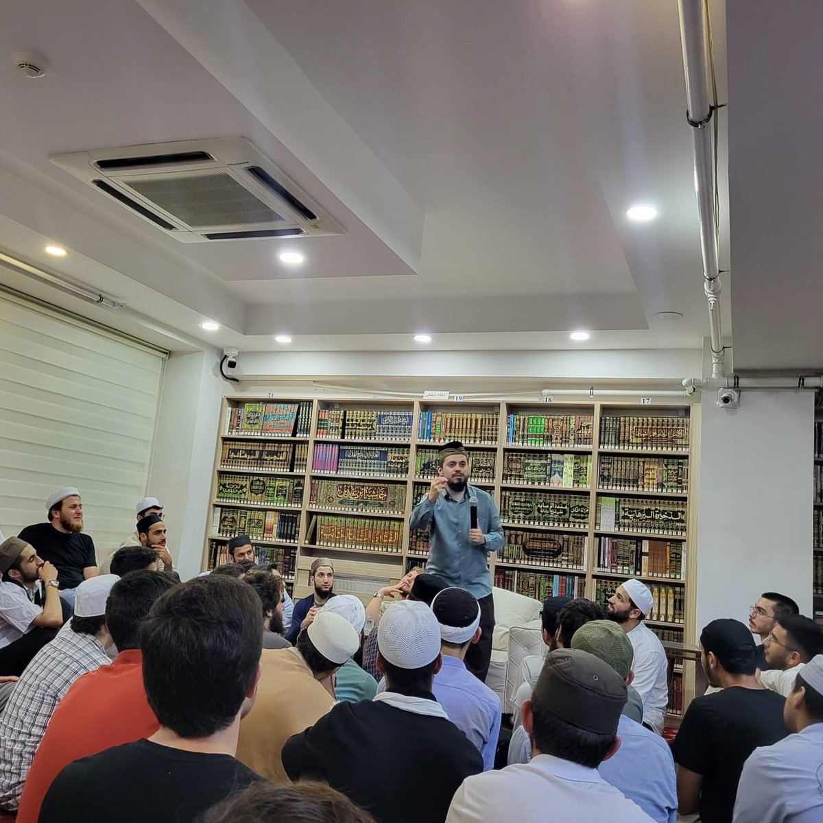 Talebe kardeşlerimiz İhsan Hocamızın verdiği Akaid derslerinin haricinde İFAM hocaları'ndan da istifade etme imkanı buluyorlar.

Ferdi Parmaksız Hocaefendi'nin konuşmasından kareler 📷📸