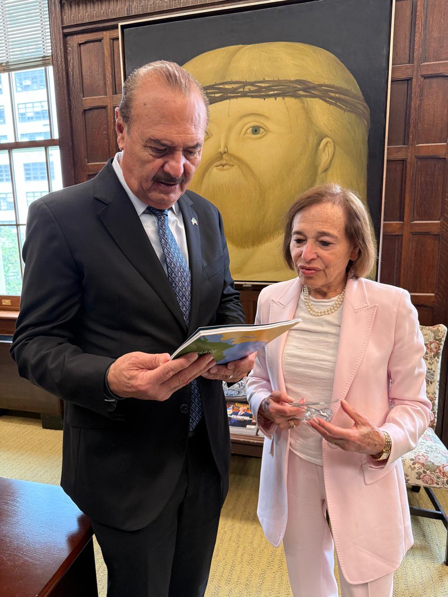 ConsulMexNuy's tweet photo. Hoy el Cónsul General @mbuciom se reunió con Susan Segal, Presidenta y CEO de @ASCOA, y Ragnhild Melzi, VP de Programas de Política Pública, para fortalecer la colaboración en favor de inversión, intercambio comercial y cultural entre México y los EEUU. 🤝🇲🇽 #DiplomaciaEconómica https://t.co/YH3tkHTjFF