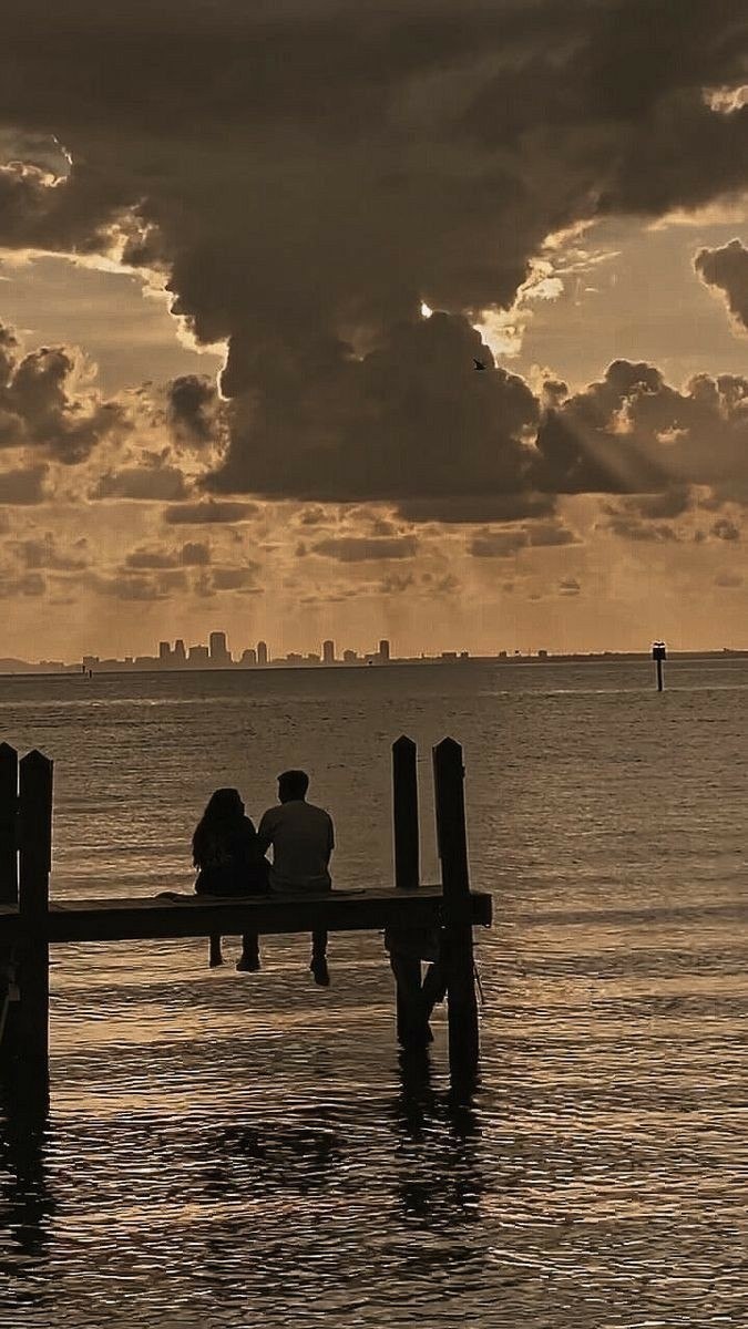 "محزن ان تشك في مصداقية كل ذكرى رائعة عشتها  .. بسبب النهاية المفاجئة التي باغتتك من دون أساس يُذكر." 
#ذكريات_16اغسطس