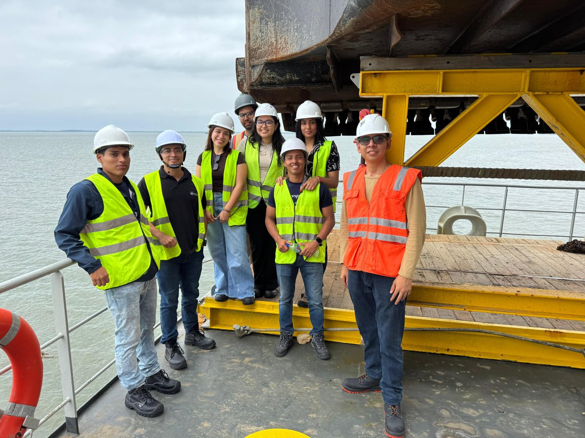 fimcmespol's tweet image. 🌊 Estudiantes de #Oceanografía visitaron la Draga Al-Idrisi en Posorja 🇪🇨, guiados por el Ing. Luigi Purizaga y la empresa #JanDeNul. Experiencia real para futuros #IngenierosOceanográficos ⚓👩‍🔬👨‍🔬 #FIMCM #Dragados