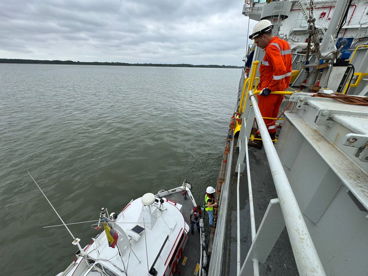fimcmespol's tweet image. 🌊 Estudiantes de #Oceanografía visitaron la Draga Al-Idrisi en Posorja 🇪🇨, guiados por el Ing. Luigi Purizaga y la empresa #JanDeNul. Experiencia real para futuros #IngenierosOceanográficos ⚓👩‍🔬👨‍🔬 #FIMCM #Dragados