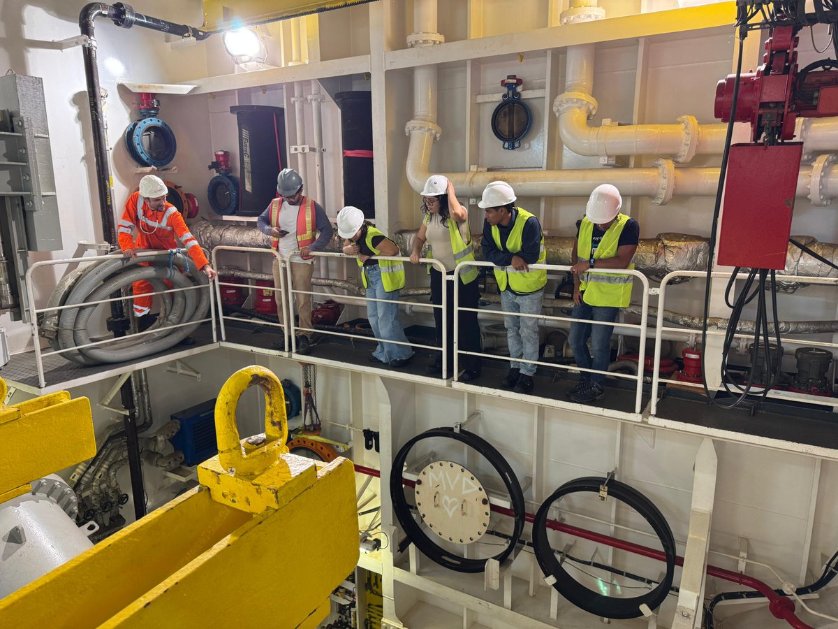 fimcmespol's tweet image. 🌊 Estudiantes de #Oceanografía visitaron la Draga Al-Idrisi en Posorja 🇪🇨, guiados por el Ing. Luigi Purizaga y la empresa #JanDeNul. Experiencia real para futuros #IngenierosOceanográficos ⚓👩‍🔬👨‍🔬 #FIMCM #Dragados