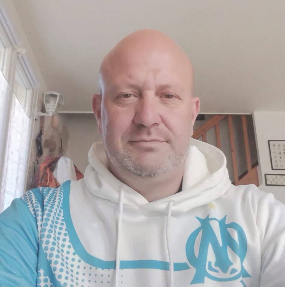 RomainViard1's tweet photo. Un fidèle supporter vient de nous quitter rip mon grand partagez s’il vous plaît #om #Marseille https://t.co/7RviQaKXSH