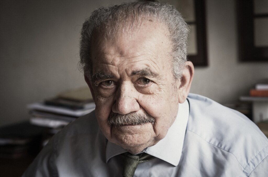 víctor sunyol (@victorsunyol) on Twitter photo Aquest homenot a qui devem tant que ja no ho podem comptar, avui en fa 95. Per molts anys, estimat!
(foto de Ramon Fuguet per a Vilaweb) Aquest homenot a qui devem tant que ja no ho podem comptar, avui en fa 95. Per molts anys, estimat!
(foto de Ramon Fuguet per a Vilaweb)