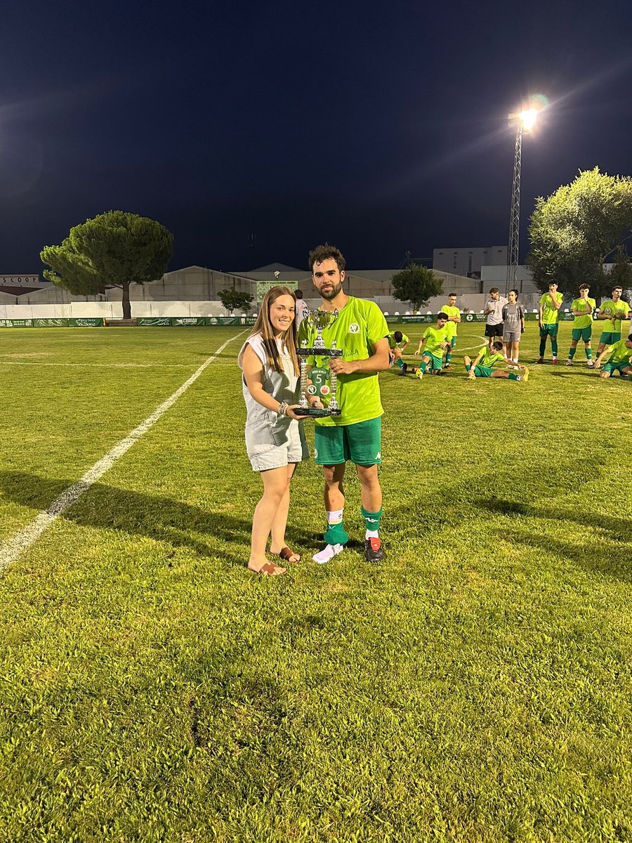 UDFDC's tweet photo. #XIIMEMORIAL

🏆 Entrega de trofeos en el XII Memorial Jesús Sevilla y entrega de premio al máximo goleador y MVP de la temporada pasada: Joserra y Jesús Maya.

🤝 Gracias a la @adllerenenseof por la visita y a toda su afición desplazada.

#ApostandoAlVerde https://t.co/RQgUf3ly2e