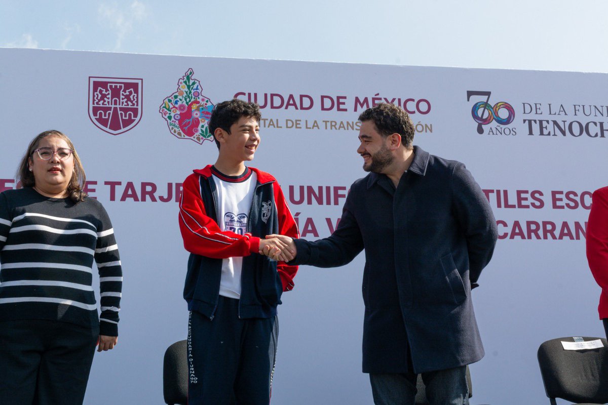 JPDeBotton's tweet photo. Por iniciativa de la #JefaDeGobierno, @ClaraBrugadaM, se realizó la entrega de tarjetas de uniformes y útiles escolares para estudiantes de secundaria, en el Velódromo Olímpico de @A_VCarranza. Desde @Finanzas_CDMX, trabajamos comprometidos para que los recursos lleguen directamente a la población, y los jóvenes continúen sus estudios. Con transparencia y el uso responsable de los recursos públicos, se invirtieron 11 mil millones de pesos en educación que consiste en mejoramiento de instalaciones, equipo de cómputo y otros apoyos.
#CapitalDeLaTransformación.
#LaSAFContigo