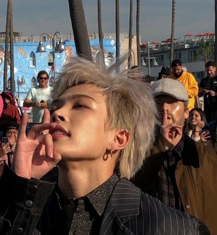 topazfanatic's tweet photo. IS THAT SAN DRESSED AS AN OLD MAN BEHIND HIM???? https://t.co/fNc7Y8kUY3