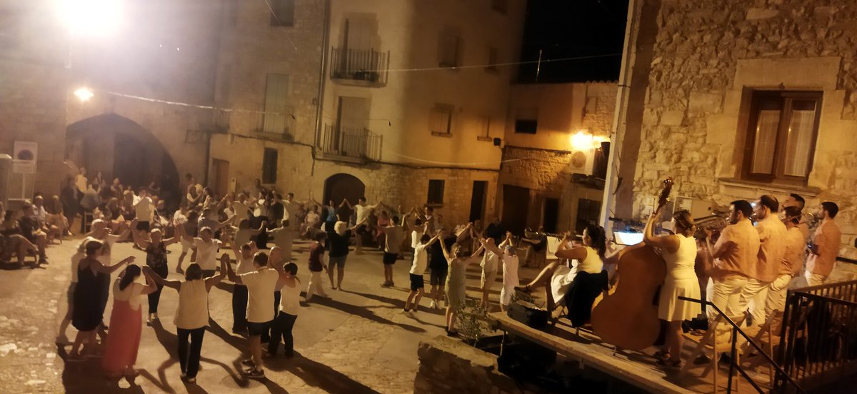 XaviRosApa's tweet image. Sí voleu lligar, sardanes heu de ballar 
;)
#Guimerà #ValldelCorb
#Urgell #RepúblicaCatalana