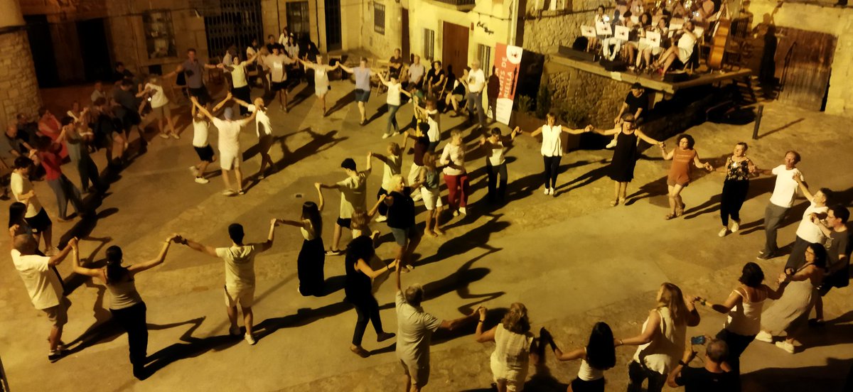 XaviRosApa's tweet image. Sí voleu lligar, sardanes heu de ballar 
;)
#Guimerà #ValldelCorb
#Urgell #RepúblicaCatalana
