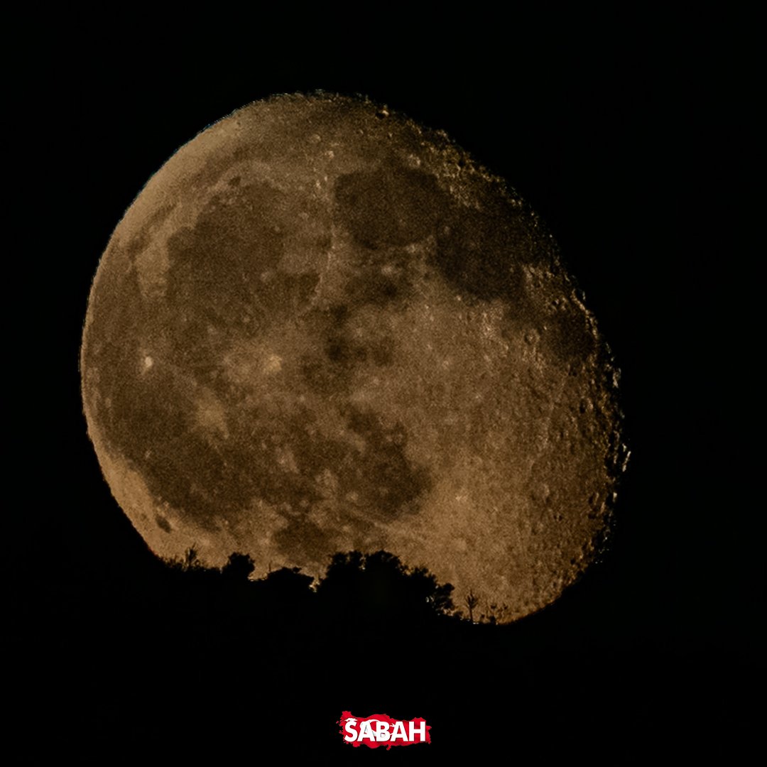sabah's tweet photo. Karaman'da gökyüzünde beliren şişkin ay, güzel görüntü oluşturdu. https://t.co/ns9q5P35EV