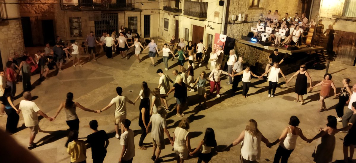 XaviRosApa's tweet image. Sí voleu lligar, sardanes heu de ballar 
;)
#Guimerà #ValldelCorb
#Urgell #RepúblicaCatalana