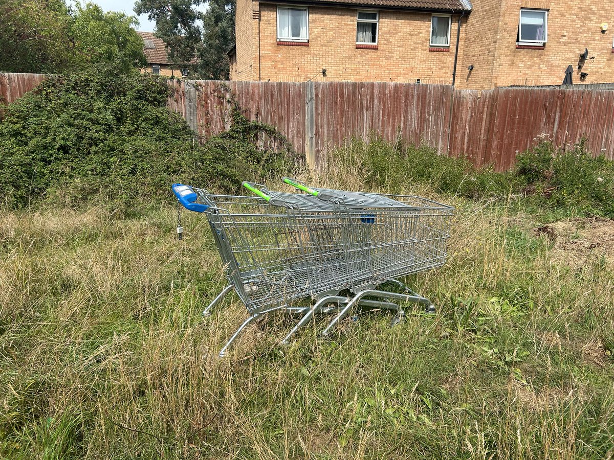 Busy out and about today and found loads of abandoned shopping trolley’s dumped on the field behind Brudenell and Kilham.
Someone from Co-op was asking about this and the lack of trolleys there.
This field is like a trolley graveyard!