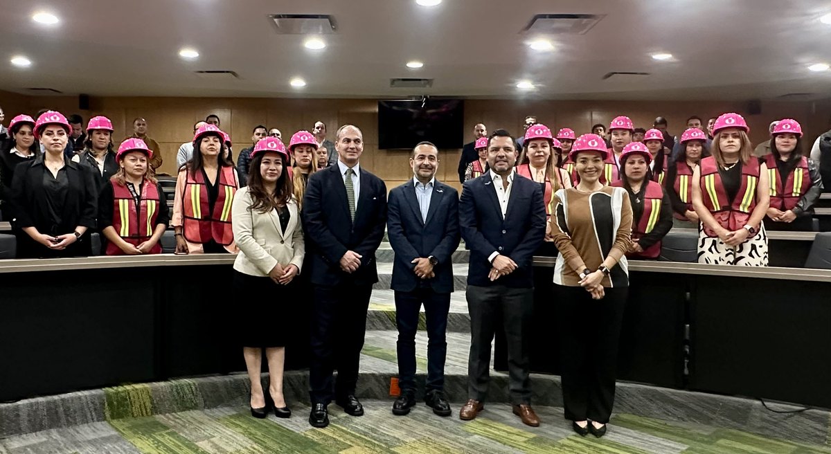 VictorBaez_M's tweet photo. En #Huixquilucan, el #agua tambi��n abre caminos para la igualdad.

Hoy, mi equipo de @SistemaAguasHXQ reitera su compromiso con @ANEASdeMexico a través del programa #CascosRosas, una iniciativa que impulsa la capacitación, https://t.co/mCpUjwG4W7