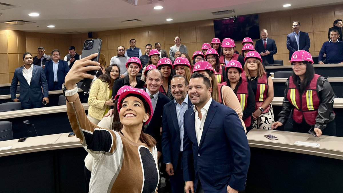 VictorBaez_M's tweet photo. En #Huixquilucan, el #agua tambi��n abre caminos para la igualdad.

Hoy, mi equipo de @SistemaAguasHXQ reitera su compromiso con @ANEASdeMexico a través del programa #CascosRosas, una iniciativa que impulsa la capacitación, https://t.co/mCpUjwG4W7