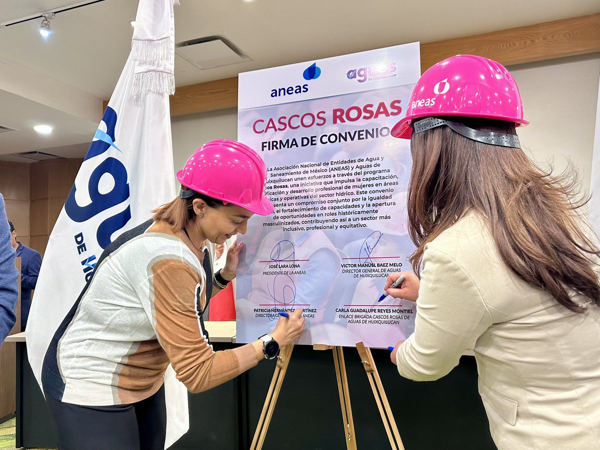 VictorBaez_M's tweet photo. En #Huixquilucan, el #agua tambi��n abre caminos para la igualdad.

Hoy, mi equipo de @SistemaAguasHXQ reitera su compromiso con @ANEASdeMexico a través del programa #CascosRosas, una iniciativa que impulsa la capacitación, https://t.co/mCpUjwG4W7