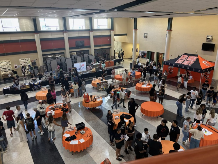JM came alive again on our annual Fee Night! Huge shout out to our JM Ambassadors who helped families find their way around, aided teachers in decorating their classrooms, and handed out backpacks filled with school supplies! One community, One JM! See you soon, Jackets! 🧡🐝