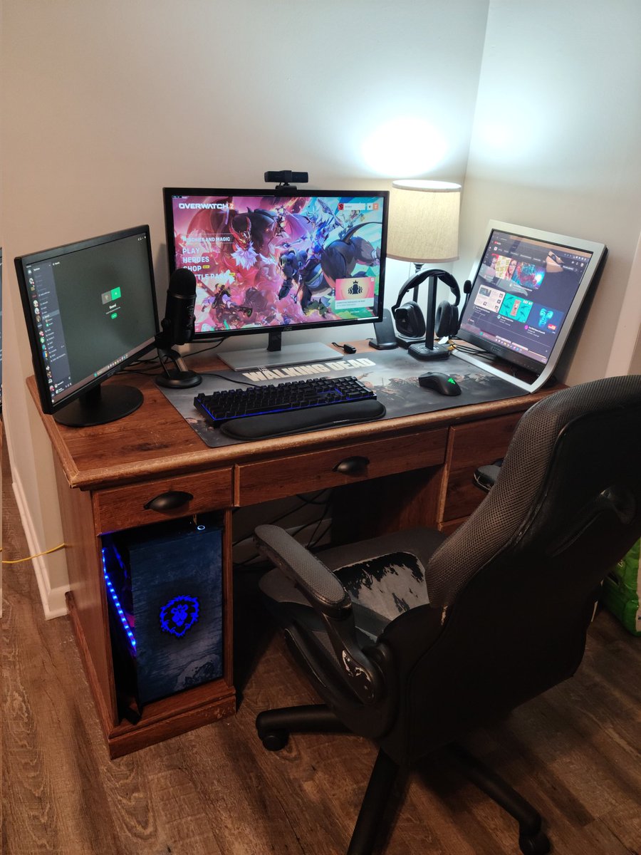 MericanGeek's tweet photo. @NVIDIAGeForce Ignore the square monitor and old chair... https://t.co/9taTlPOhAO