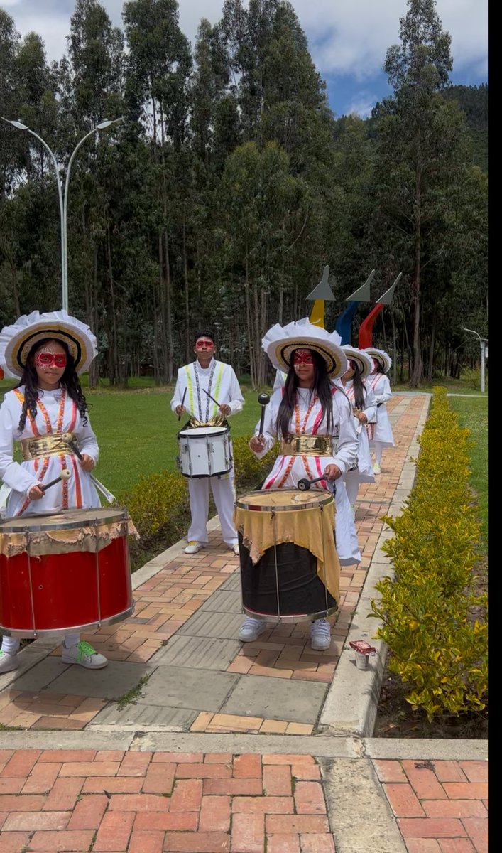 Hoy en rueda de prensa hicimos el lanzamiento de nuestro XXV Festival de la #Colombianidad porque Tocancipá no es solo trabajo y progreso, también somos una tierra que late al ritmo de la cultura y vibra con el arte. Nos vemos en un mes 🇨🇴