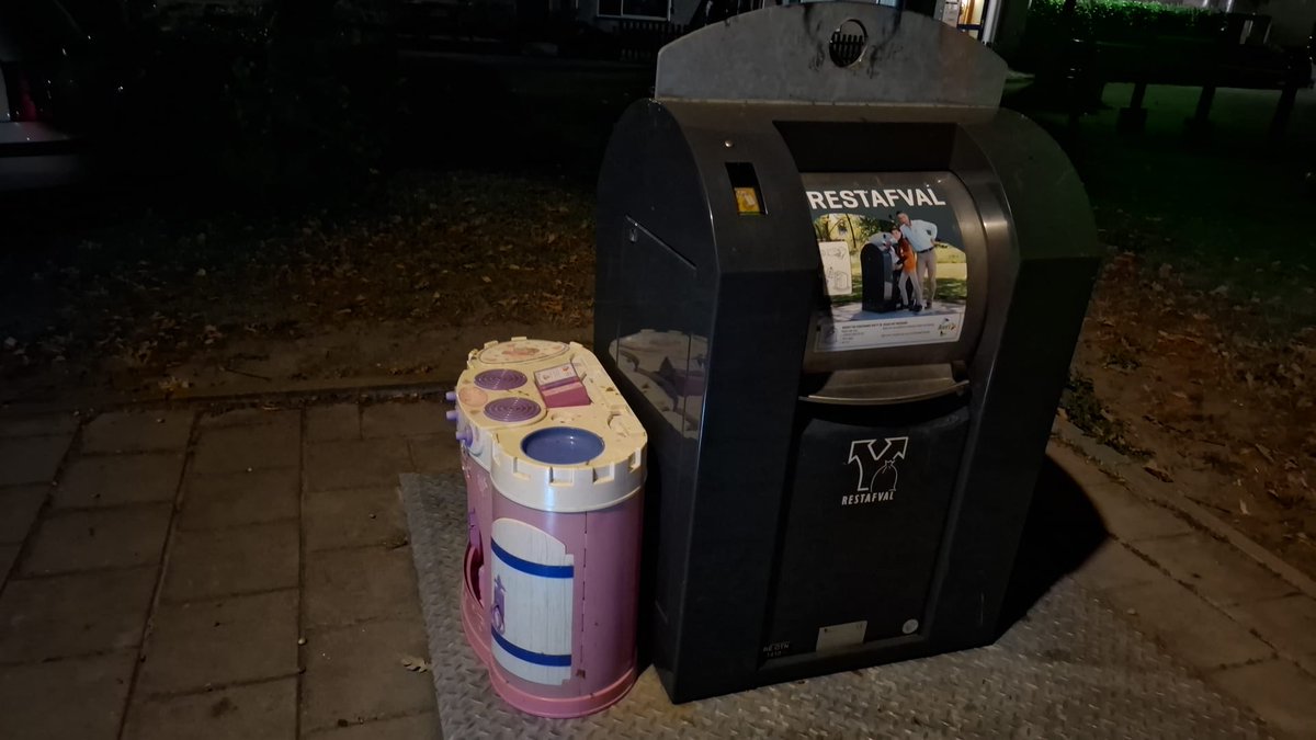 preventieteamas's tweet photo. Tijdens onze ronde zagen we dit plastic speelgoed gasfornuisje naast een ondergrondse container voor restafval staan. Misschien is het een idee dit soort speelgoed bij de kringloop af te geven of bij de AVRI te informeren wat de mogelijkheden zijn om er vanaf te komen. https://t.co/EFAI7g6lDW