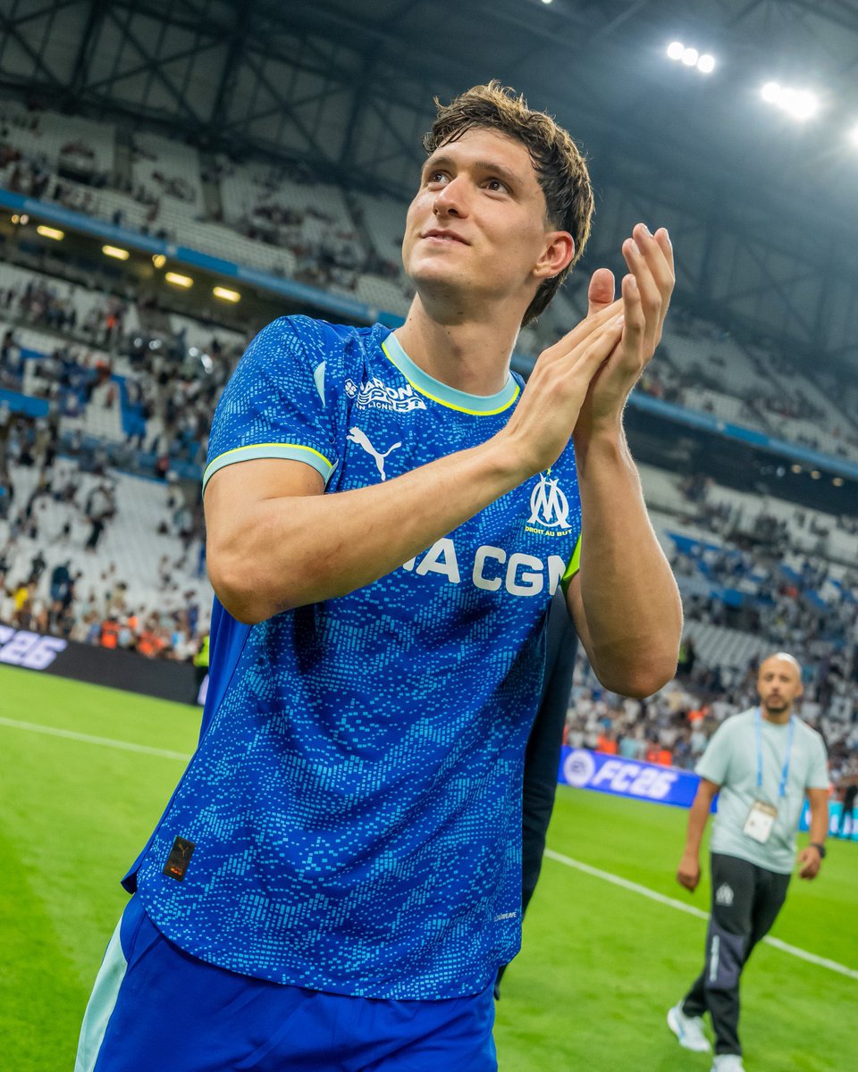 khvlil14's tweet photo. 🔵⚪ Nouvelle saison, nouvelle aventure !
Mon « OM Propagande » version 25/26 est lancée.
IGOR PAIXÃO rejoint la légendaire #TeamKHALIL aux côtés de BALERDI et NADIR. 💥
#TeamOM | #Surtouslesfronts https://t.co/bHijlvA6NR