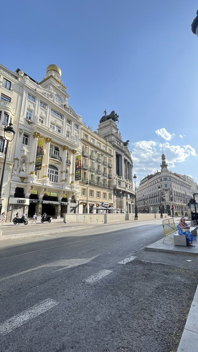 _noemiglez's tweet photo. 🪭☀️ Calor tórrido en #Madrid (36-38°) durante la tarde de este jueves.

Aun así, la capital no pierde su encanto ✨ https://t.co/kJVB6Yxl4g